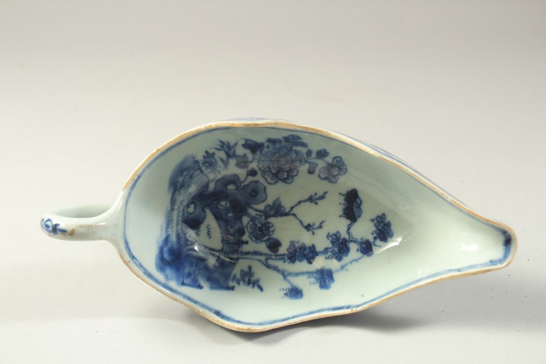 A 19TH CENTURY CHINESE BLUE AND WHITE PORCELAIN SAUCE BOAT, the interior decorated with flora, 23. - Image 3 of 4