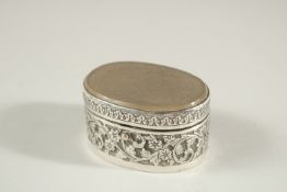A 19TH CENTURY INDIAN SILVER OVAL SHAPE PILL BOX, with a very finely engraved agate top with a panel