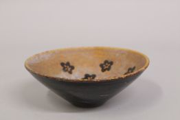 AN UNUSUAL CIZHOU POTTERY BOWL, with flower designs to the interior, 15.5cm diameter.