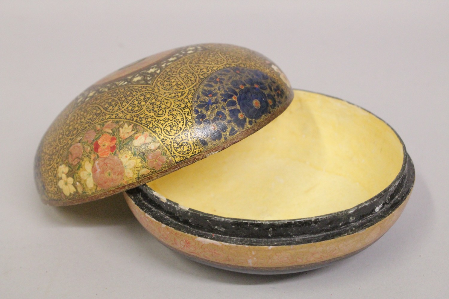 A FINE 19TH CENTURY ANGLO INDIAN KASHMIRI LACQUERED PAPIER MACHE LIDDED BOX, 16cm wide. - Image 5 of 6