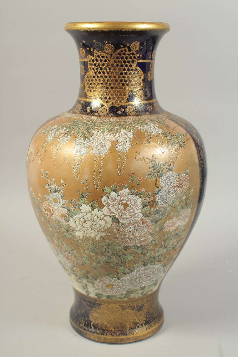 A VERY FINE JAPANESE GILDED COBALT BLUE SATSUMA VASE, painted with two panels: one depicting a scene - Image 3 of 6
