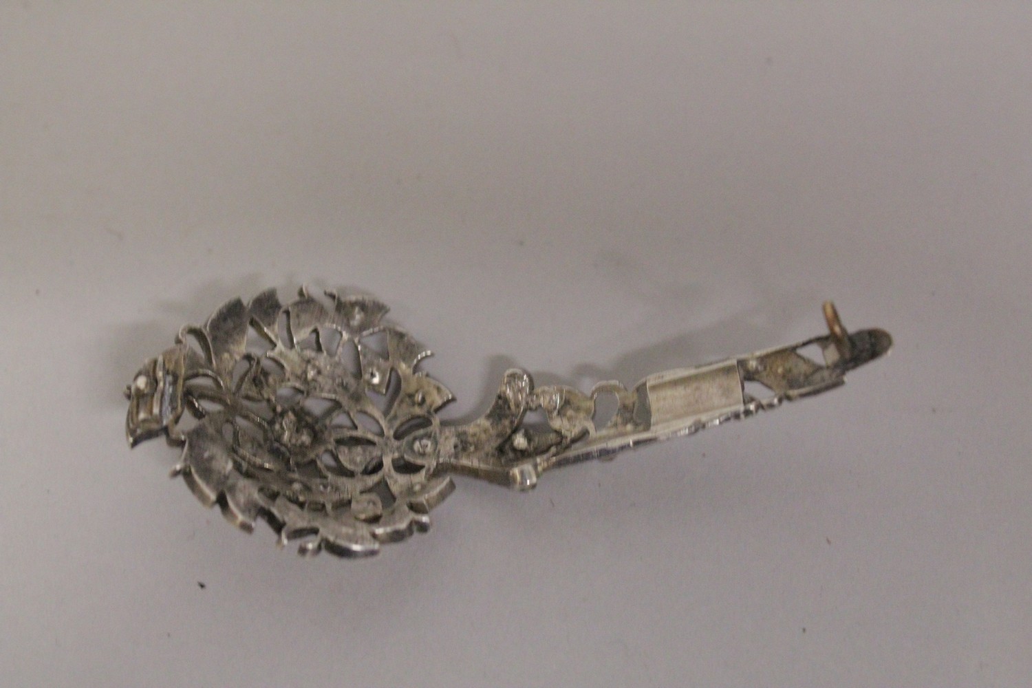 A FINE INDIAN OR SRI LANKAN SILVER AND WHITE SAPHIRE TURBAN ORNAMENT, 8cm long. - Image 2 of 2