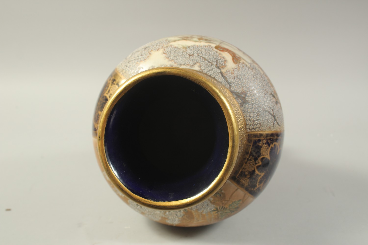 A VERY FINE JAPANESE GILDED COBALT BLUE SATSUMA VASE, painted with two panels: one depicting a scene - Image 5 of 6