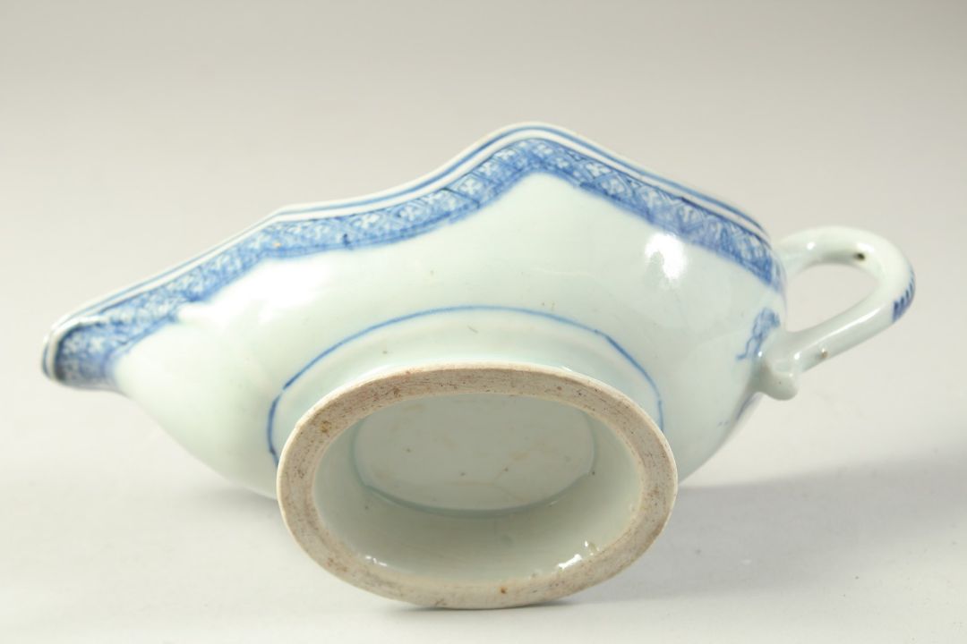 A 19TH CENTURY CHINESE BLUE AND WHITE PORCELAIN SAUCE BOAT, the interior decorated with flora, 23. - Image 4 of 4