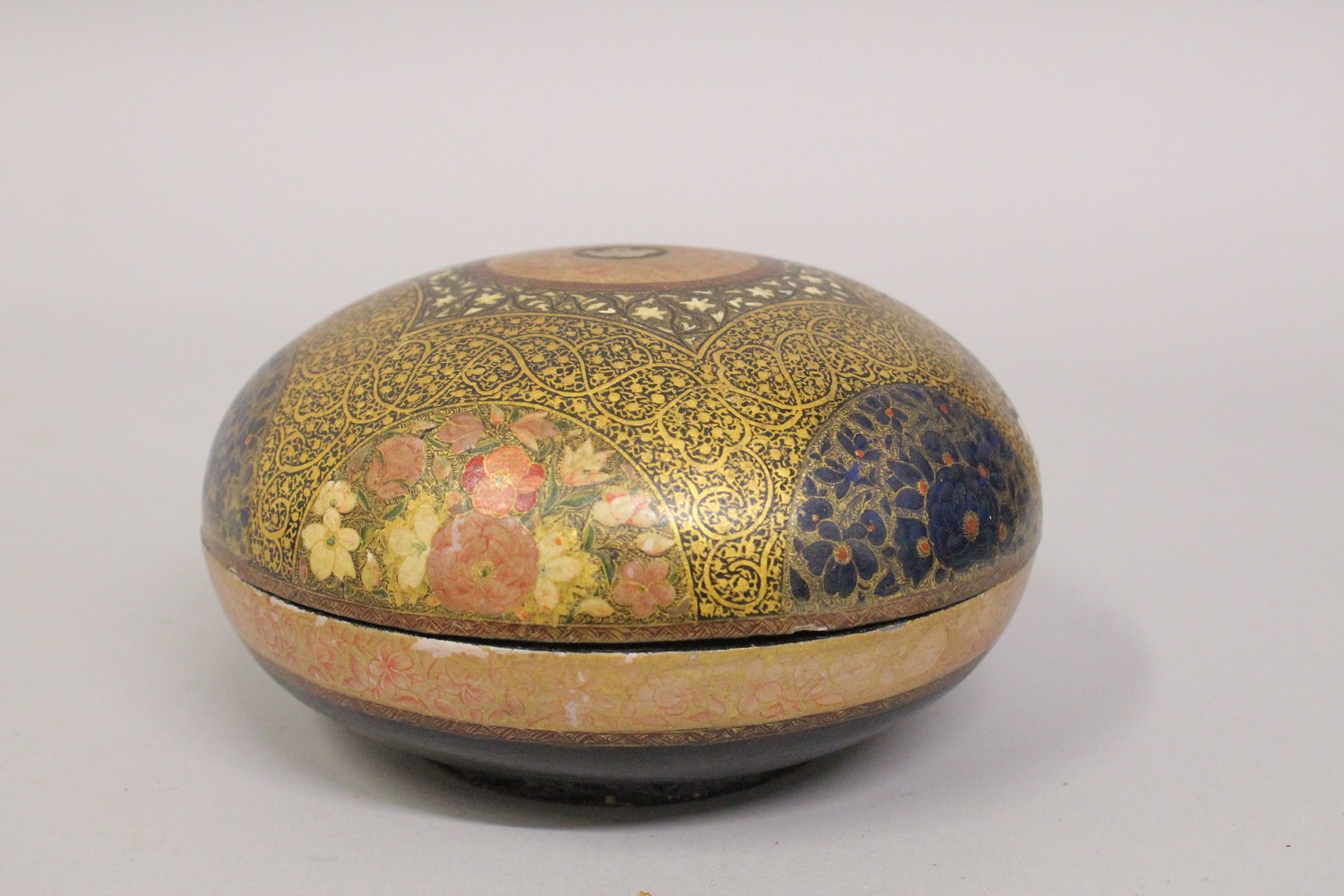 A FINE 19TH CENTURY ANGLO INDIAN KASHMIRI LACQUERED PAPIER MACHE LIDDED BOX, 16cm wide. - Image 4 of 6
