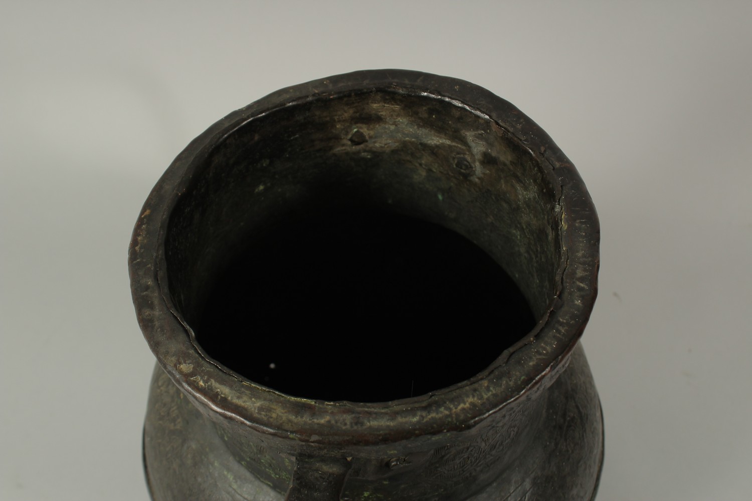 A LARGE EARLY ISLAMIC POSSIBLY SPANISH ADALUSIAN ENGRAVED TWIN HANDLE COPPER JAR, 35cm high. - Image 7 of 8