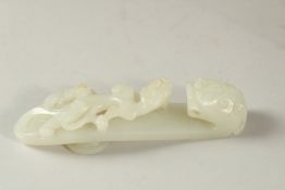 A FINE CHINESE CARVED JADE DRAGON / CHILONG BELT HOOK, 12cm long.