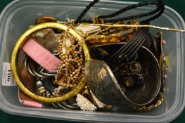 A box of bijouterie.