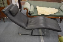 A good modern chrome framed and black leather upholstered lounger/chaise longue.