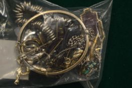 Assorted silver jewellery.