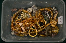 A box of bijouterie.