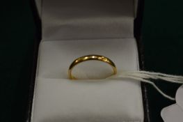 A 9ct gold wedding band, size K.