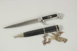 AN ITALIAN EAGLES HEAD DAGGER AND SHEATH. 34cm long.