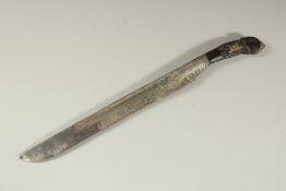 A FINE 18TH CENTURY SRI LANKAN SILVER MOUNTED HORN HILTED PIHA KITA DAGGER,. 24cm long.