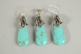 A PAIR OF SILVER AND TURQUOISE EARRINGS AND PENDANT.