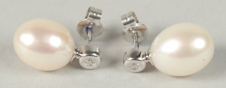 A PAIR OF 18CT WHITE GOLD, DIAMOND AND PEARL STUD EARRINGS