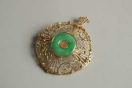 AN 18CT GOLD JADE INSET BROOCH.