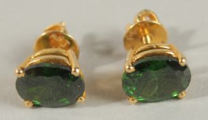 A PAIR OF 18CT GOLD, EMERALD STUD EARRINGS