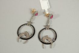 A GOOD PAIR OF 14CT GOLD DIAMOND AND RUBY CIRCULAR BIRD EARRINGS.
