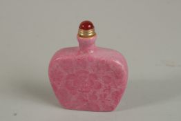 A CHINESE PINK GLAZE PORCELAIN SNUFF BOTTLE. 7cm high.