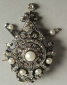 A VICTORIAN SILVER AND 15CT GOLD PEARL INSET BROOCH/PENDANT.