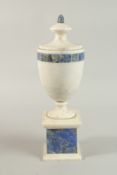 A VERY GOOD LARGE ADAM DESIGN WHITE MARBLE AND COLOURED MARBLE URNLETTES on a pedestal base. 46cm