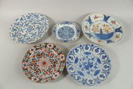 A COLLECTION OF FIVE VARIOUS TIN GLAZED CHARGERS AND PLATES, various designs. 35cm (2), 30cm (2),
