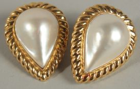 A GOOD PAIR OF 18CT GOLD AND PEARL CLIP EARRINGS.