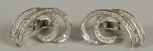A GOOD PAIR OF 18CT WHITE GOLD AND DAIMOND SCROLL EARRINGS.