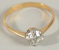 AN 18CT SINGLE STONE DIAMOND RING.
