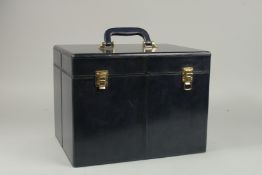 A GOOD LEATHER TRAVELLING VANITY CASE, mirror, bottle straps, with carrying handle. 27cm high,