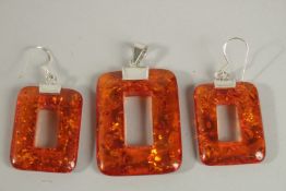 A PAIR OF SILVER AMBER EARRINGS AND PENDANT.