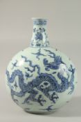 A VERY LARGE CHINESE BLUE AND WHITE PORCELAIN DRAGON MOON FLASK VASE, 45cm high.
