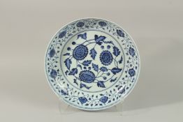 A CHINESE BLUE AND WHITE PORCELAIN CHARGER, painted with flower heads, 33.5cm diameter.
