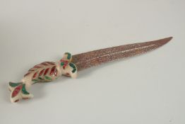 A DECORATIVE INDIAN HARDSTONE HANDLE DAGGER.