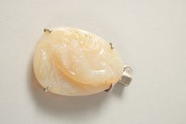 A CHINESE CARVED JADE COCKERAL PENDANT.