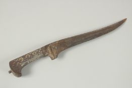 AN 18TH CENTURY MUGHAL INDIAN SILVER AND GOLD OVERLAID STEEL DAGGER, 33cm long.