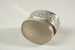 A 19TH CENTURY INDIAN SILVER OVAL SHAPE PILL BOX, with a very finely engraved agate top with a panel