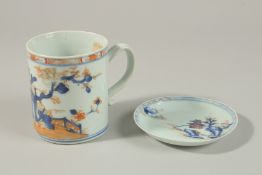 A NANKING CARGO BLUE AND RED PORCELAIN TANKARD, together with a similar Nanking Cargo saucer dish,