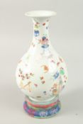 A CHINESE FAMILLE ROSE PORCELAIN VASE AND STAND, vase 24cm high.