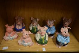 A quantity of Wade piggy banks.