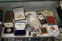A quantity of jewellery and collectables.