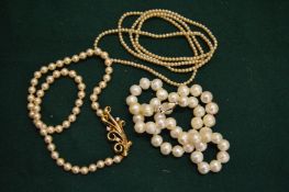 A quantity of pearl jewellery.
