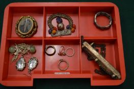 Quantity of decorative jewellery.
