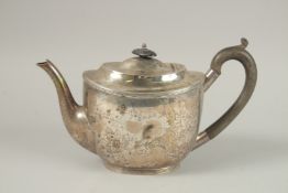 AN OVAL TEA POT with wooden handle and finial. Sheffield 1904, maker: H. A., weight:18ozs.