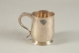 A PLAIN GEORGE II SILVER PINT MUG. London 1725. Maker: Thomas Mason.