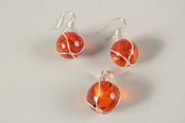 A PAIR OF SILVER AND AMBER EARRINGS AND PENDANT.