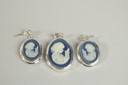 A PAIR OF SILVER CAMEO EARRINGS AND PENDANT.