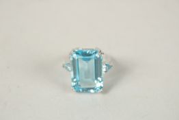 A SILVER LARGE BLUE TOPAZ RING. Ring size (M).