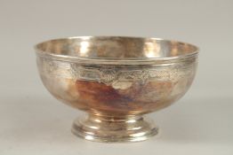 A VERY GOOD GEORGE II CIRCULAR SILVER BOWL, 20cms diameter, with period crest. London 1727. Maker: